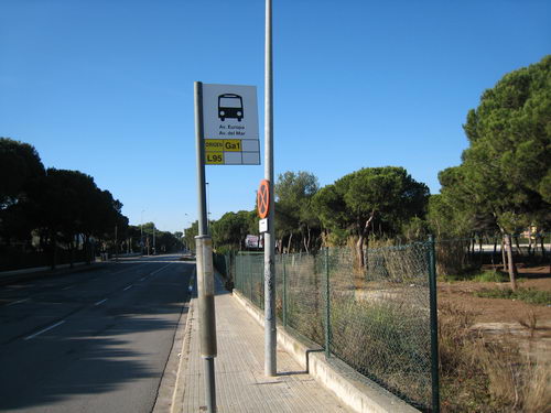 Parada de bus situada a l'avinguda Europa de Gavà Mar (al costat de l'avinguda del Mar) de Gavà Mar en direcció Castelldefels i que dóna servei a les línies L95 i Gavabús (Desembre de 2007)