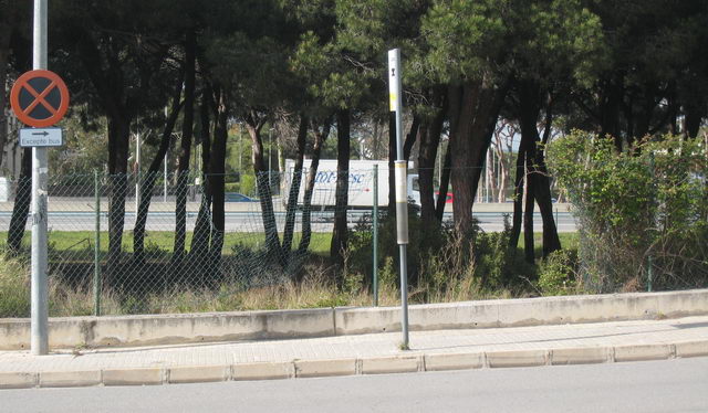 Parada d'autobs ubicada a l'avinguda Europa de Gav Mar (a tocar de l'avinguda del mar), sense marquesina ni paperera (17 d'Abril de 2009)