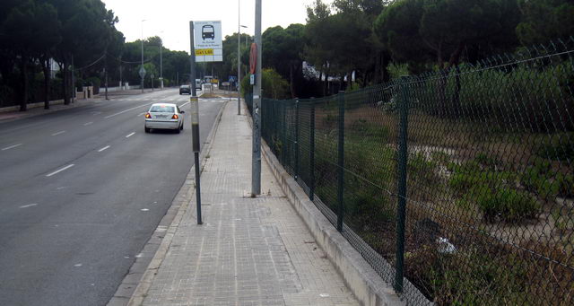 Tanca reparada per l'Ajuntament de Gav situada al darrera d'una parada d'autobs ubicada a l'avinguda Europa de Gav Mar (a tocar de l'avinguda del mar) que encara no t marquesina ni paperera (19 de Juny de 2009)