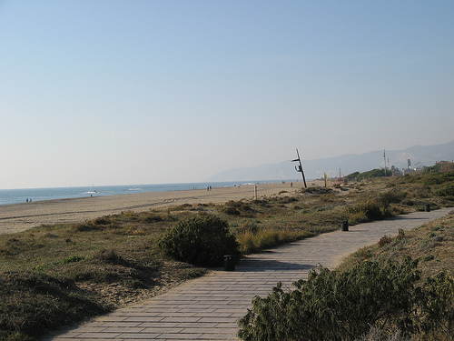 Imatge d'un dels primers trams del passeig mar�tim de Gav� Mar on s'hi pot veure diverses balisses BJC al terra
