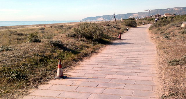 3 Balisses eliminades del passeig mar�tim antic de Gav� Mar despr�s d'una bretolada (21 de Gener de 2012)