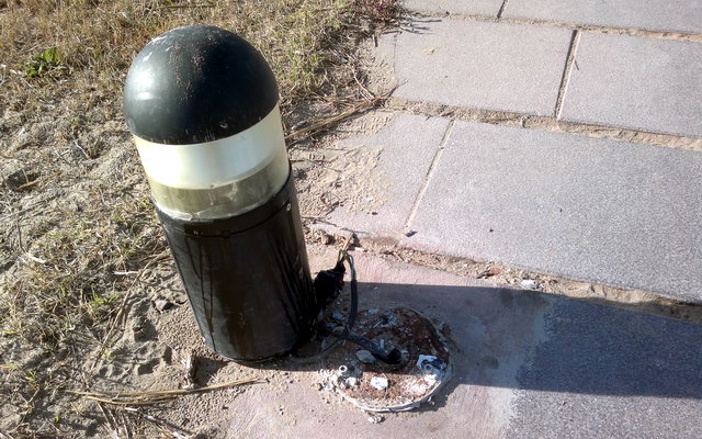 Balissa despla�ada del seu lloc al passeig mar�tim antic de Gav� Mar despr�s d'una bretolada (21 de Gener de 2012)