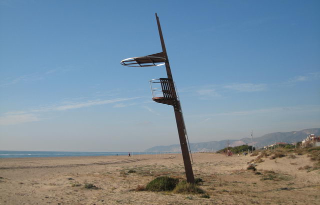 Torre de vigilància de la Creu Roja a la platja de Gavà Mar (a l'alçada del carrer de Vandellòs) que des de l'any 2004 ja no s'utilitza