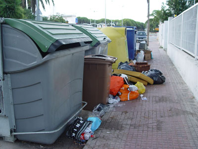Contenidors d'escombraries i de reciclatge situats al Cam&iacute; de la Pava de Gav&agrave; Mar plens d'escombraries en el seu exterior (16 de setembre de 2008)