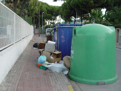 Contenidors d'escombraries i de reciclatge situats al Cam&iacute; de la Pava de Gav&agrave; Mar plens d'escombraries en el seu exterior (16 de setembre de 2008)