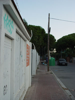 Contenidors d'escombraries i de reciclatge situats al Cam&iacute; de la Pava de Gav&agrave; Mar plens d'escombraries en el seu exterior (16 de setembre de 2008)