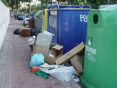 Contenidors d'escombraries i de reciclatge situats al Cam&iacute; de la Pava de Gav&agrave; Mar plens d'escombraries en el seu exterior (16 de setembre de 2008)