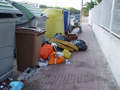 Contenidors d'escombraries i de reciclatge situats al Cam&iacute; de la Pava de Gav&agrave; Mar plens d'escombraries en el seu exterior (16 de setembre de 2008)