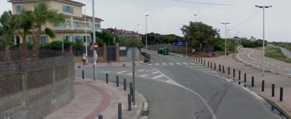 Encreuament del carrer Sitges amb el carrer Calafell de Gav� Mar a l'al&ccedil;ada del passeig mar&iacute;tim