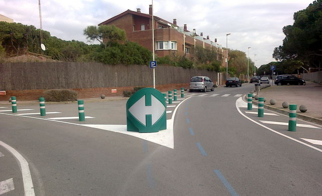 Actuaci� de l'Ajuntament de Gav� pre reduir la perillositat de l'encreuament del carrer de Sitges amb el carrer de Calafell de Gav� Mar (12 de Desembre de 2010)