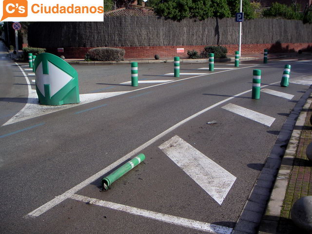 Balissa arrencada al perill�s encreuament del carrer de Sitges amb el carrer de Calafell de Gav� Mar (19 de Febrer de 2010)