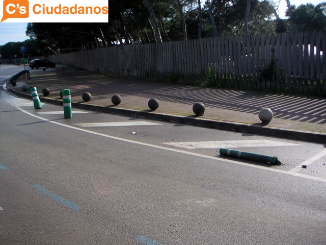 Una balissa arrencada i una altra tombada al perill�s encreuament del carrer de Sitges amb el carrer de Calafell de Gav� Mar (19 de Febrer de 2010)