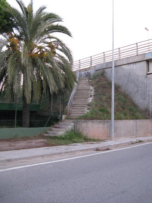 Escales perilloses del pont de l'avinguda del mar (vistes des d'abaix) que donen acc&eacute;s al Tennis Pineda Gav&agrave; (6 de novembre de 2008)
