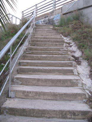 Escales perilloses del pont de l'avinguda del mar (vistes des d'abaix) que donen acc&eacute;s al Tennis Pineda Gav&agrave; (6 de novembre de 2008)