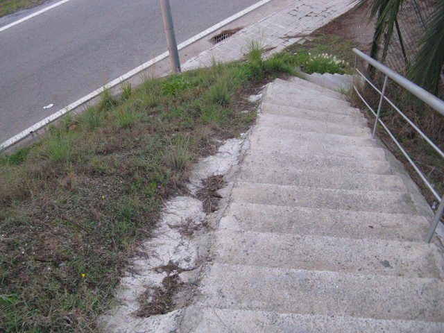 Escales perilloses del pont de l'avinguda del mar (vistes des de dalt) que donen acc&eacute;s al Tennis Pineda Gav&agrave; (6 de novembre de 2008)