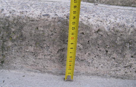 Esgla&oacute; de l'escala perillosa del pont de l'avinguda del mar que d&oacute;na acc&eacute;s al Tennis Pineda Gav&agrave; (6 de novembre de 2008)