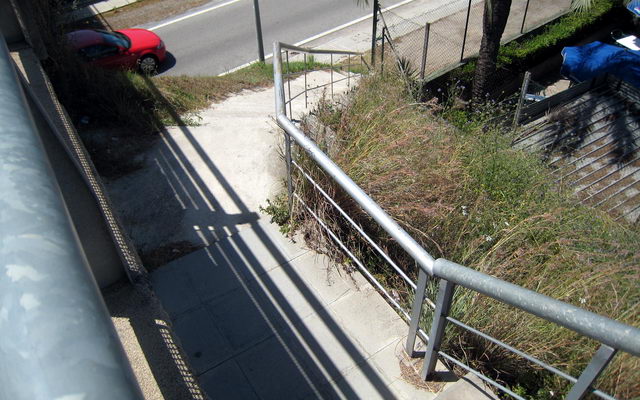 Imatge de les escales perilloses del pont de l'avinguda del mar de Gav&agrave; Mar al costat del Tennis Pineda (13 de Juny de 2009)