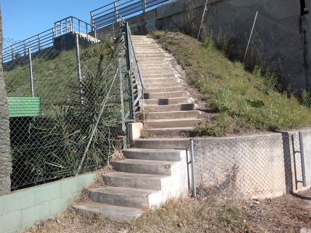 Escales perilloses del pont de l'avinguda del mar de Gav&agrave; Mar al costat del Tennis Pineda (22 de Gener de 2012)