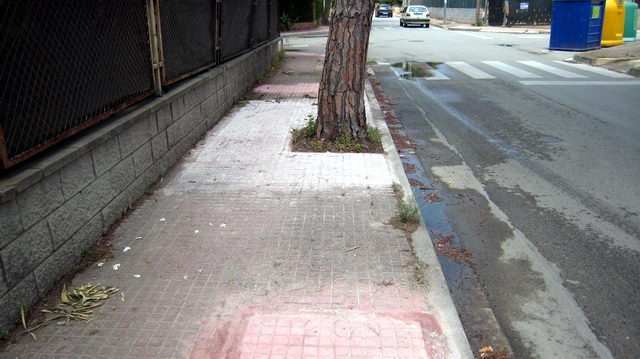 Vorera arranjada per l'Ajuntament de Gav� al carrer de la Ciutat del Rep�s de Gav� Mar (20 de Juny de 2009)