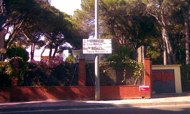 Estat lamentable en el que es troba un cartell senyalitzador ubicat a l'avinguda Europa de Gav� Mar (21 d'Agost de 2008)
