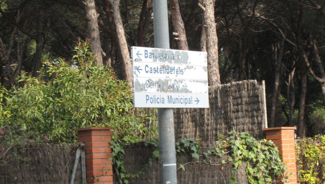 Estat lamentable en el que es troba un cartell senyalitzador ubicat a l'avinguda Europa de Gav� Mar (1 de Gener de 2009)