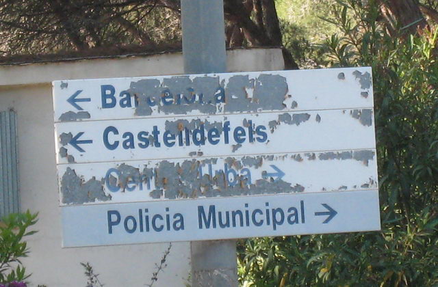 Estat lamentable en el que es troba un cartell senyalitzador ubicat a l'avinguda Europa de Gav� Mar (26 de Maig de 2009)