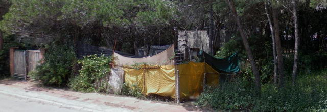 Finca ocupada pels recollidors furtius de pinyes a l'avinguda Europa de Gav&agrave; Mar