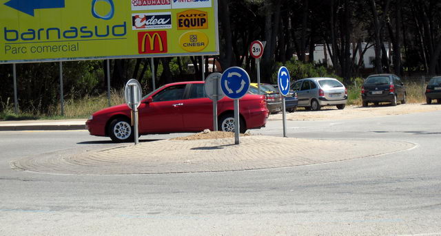 Petita Rotonda ubicada a l'encreuament de l'avinguda del mar amb el Cam� de la Pineda de Gav� Mar on encara no s'ha reposat la palmera que hi havia al centre i que va ser destrossada en un accident de tr�nsit el gener de 2009 (13 de Juny de 2009)
