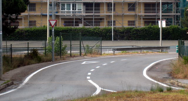 Punt d'incorporaci� al lateral que serveix per incorporar-se a l'autovia de Castelldefels (C-31) des de l'avinguda Europa de Gav� Mar, molt a prop de l'avinguda del mar on de dos carrils nom�s en queda un i l'Ajuntament de Gav� ja ha assenyalat quin carril t� prioritat (5 de Juny de 2009)