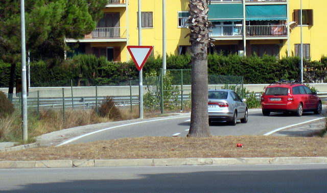 Punt d'incorporaci� al lateral que serveix per incorporar-se a l'autovia de Castelldefels (C-31) des de l'avinguda Europa de Gav� Mar, molt a prop de l'avinguda del mar on de dos carrils nom�s en queda un i l'Ajuntament de Gav� ha instal�lat un gran senyal de -cediu el pas- (13 de Setembre de 2009)
