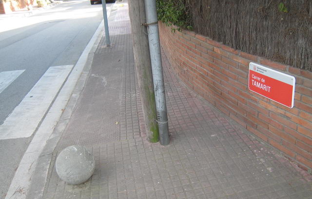 Pal de tel�fon situat a la vorera de l'encreuament del carrer Tamarit amb l'avinguda Europa de Gav� Mar que impedeix el pas dels vianants (26 de Maig de 2009)