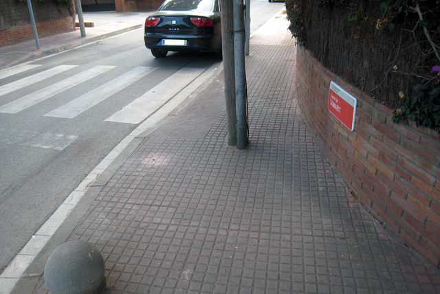 Bola de ciment retirada del costat del pal de tel�fon situat a la vorera de l'encreuament del carrer Tamarit amb l'avinguda Europa de Gav� Mar que impedeix el pas dels vianants (12 de Setembre de 2009)