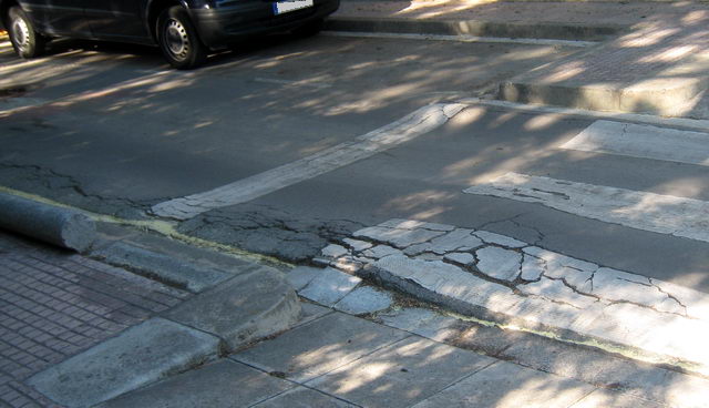Asfalto de la calle de Garraf (en el cruce con la calle de Cunit) de Gav� Mar levantado por las ra�ces de los pinos que complica el paso de los peatones y de los veh�culos (15 de Mayo de 2009)