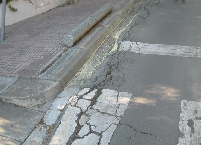 Asfalt del carrer de Garraf (a l'encreuament amb el carrer de Cunit) de Gav� Mar aixecat per les arrels dels pins que complica el pas dels vianants i dels vehicles (15 de Maig de 2009)
