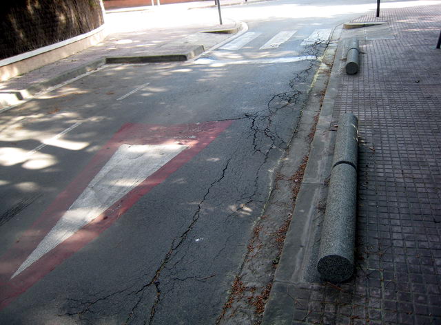 Asfalt del carrer de Garraf (a l'encreuament amb el carrer de Cunit) de Gav� Mar aixecat per les arrels dels pins que complica el pas dels vianants i dels vehicles (20 de Maig de 2009)