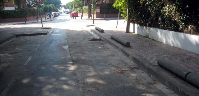 Asfalt del carrer Garraf de Gav� Mar parcialment arranjat per l'Ajuntament de Gav� (12 de Setembre de 2009)