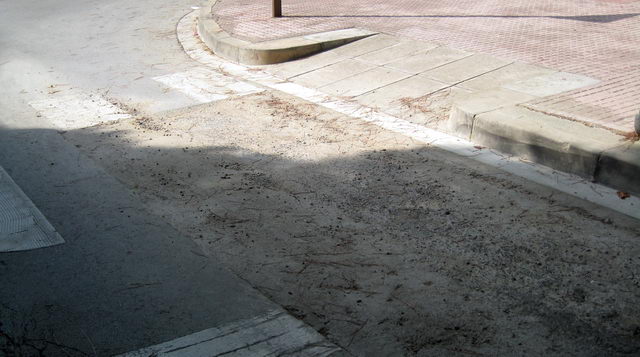 Asfalt del carrer Garraf de Gav� Mar parcialment arranjat per l'Ajuntament de Gav� (12 de Setembre de 2009)