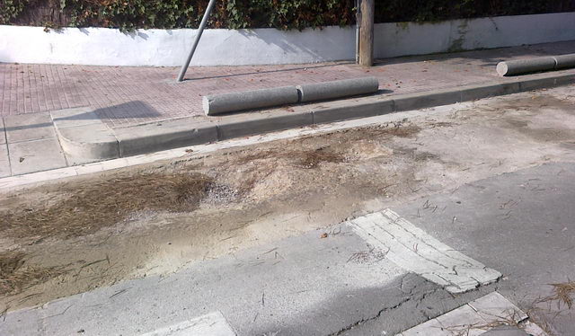 Zona de l'encreuament del carrer de Garraf amb el carrer de Cunit de Gav� Mar amb sots per no haver sigut asfaltat (1 de Novembre de 2009)