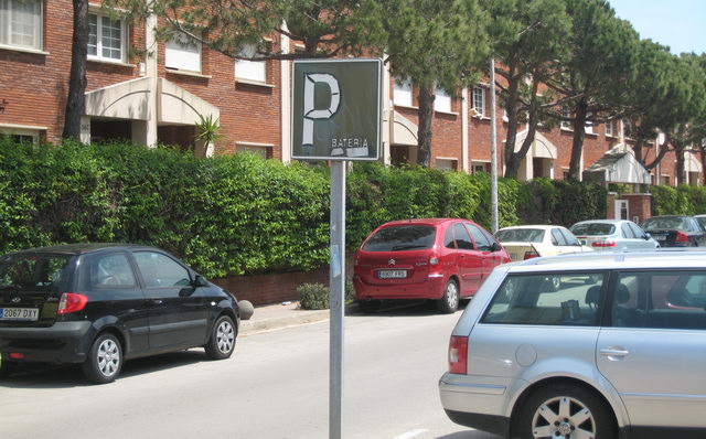 Senyal d'aparcament en bateria ubicat al carrer Calafell de Gav� Mar en mal estat (17 de Maig de 2009)