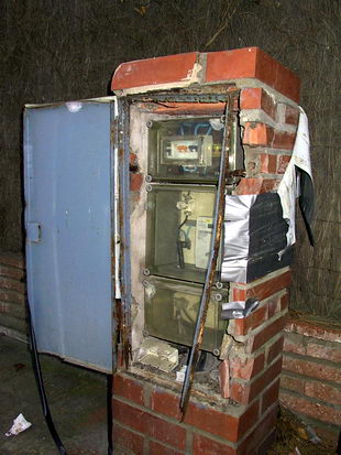 Caixa elèctrica en mal estat i amb la porta trencada a l'encreuament de l'avinguda d'Europa i el carrer Llançà de Gavà Mar (13 de Juny de 2009)