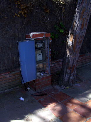 Caja el�ctrica en mal estado y con la puerta rota en el cruce de la avenida de Europa y la calle Llan�� de Gav� Mar (13 de Junio de 2009)