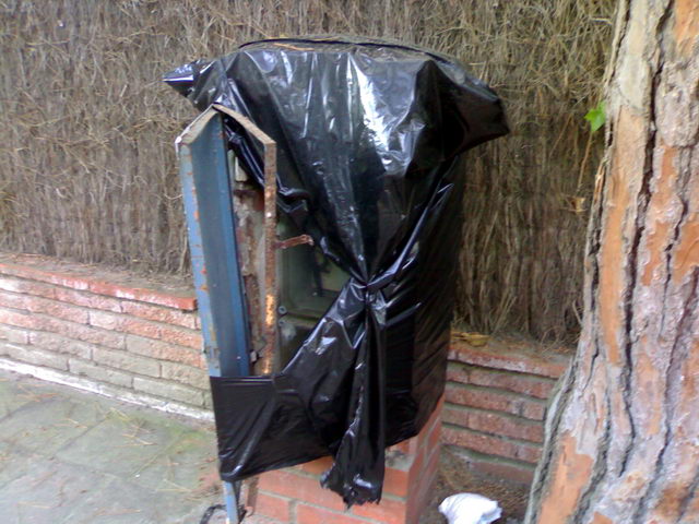 Caja el�ctrica en mal estado y con la puerta cerrada en el cruce de la avenida de Europa y la calle Llan�� de Gav� Mar, recubierta con una bolsa de basuras (30 de Junio de 2009)