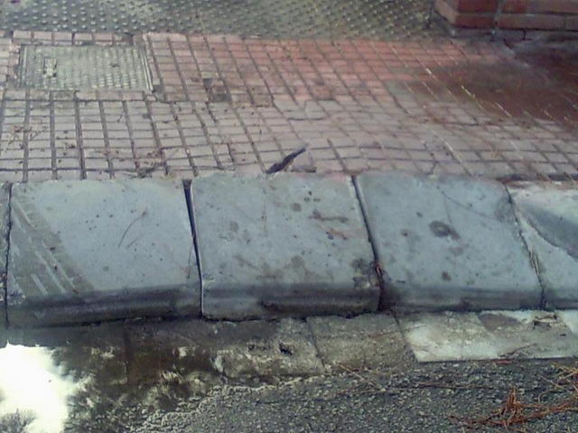 Acera en mal estado en la calle de L'Ampolla de Gav� Mar (15 de Septiembre de 2009)
