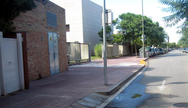 Entrada (gual) de serveis de l'Hotel AC Gav� Mar sense pilones al voltant que impedeixin als inc�vics aparcar sobre la vorera (15 de Setembre de 2009)