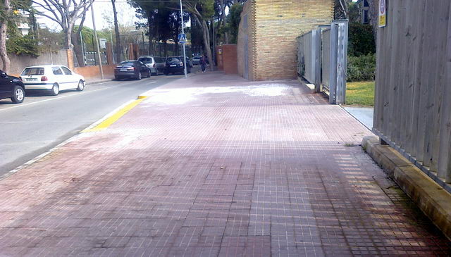 Gran entrada (gual) de serveis de l'Hotel AC Gav� Mar sense pilones al voltant que impedeixin als inc�vics aparcar sobre l'ampla vorera del carrer dels Tellinaires (21 de Novembre de 2009)