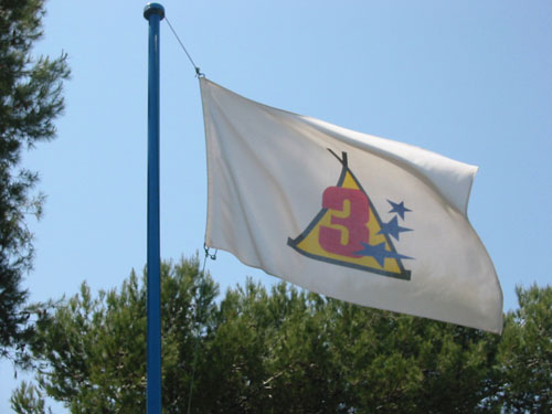 Bandera con el logotipo del camping "Tres Estrellas" de Gavà Mar (fotografía: www.tresestrellas.com)