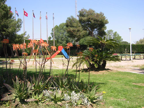 Zona de juegos del camping "Tres Estrellas" de Gavà Mar en la zona próxima a la autovía de Castelldefels (fotografía: www.tresestrellas.com)