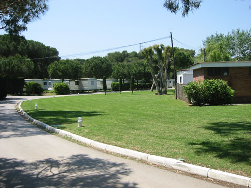 Bungalows del camping "Tres Estrellas" de Gavà Mar (fotografía: www.tresestrellas.com)