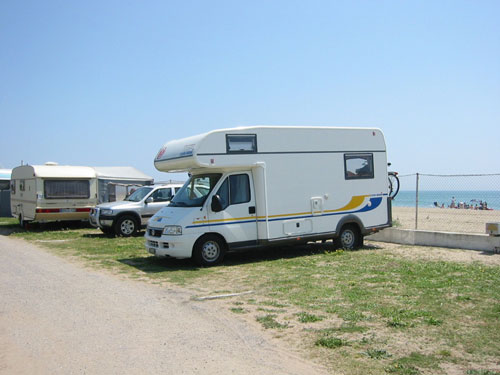 Caravanas situadas en el camping "Tres Estrellas" de Gavà Mar al lado de la playa (fotografía: www.tresestrellas.com)