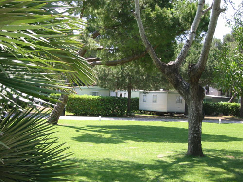 Bungalows del camping "Tres Estrellas" de Gavà Mar (fotografía: www.tresestrellas.com)